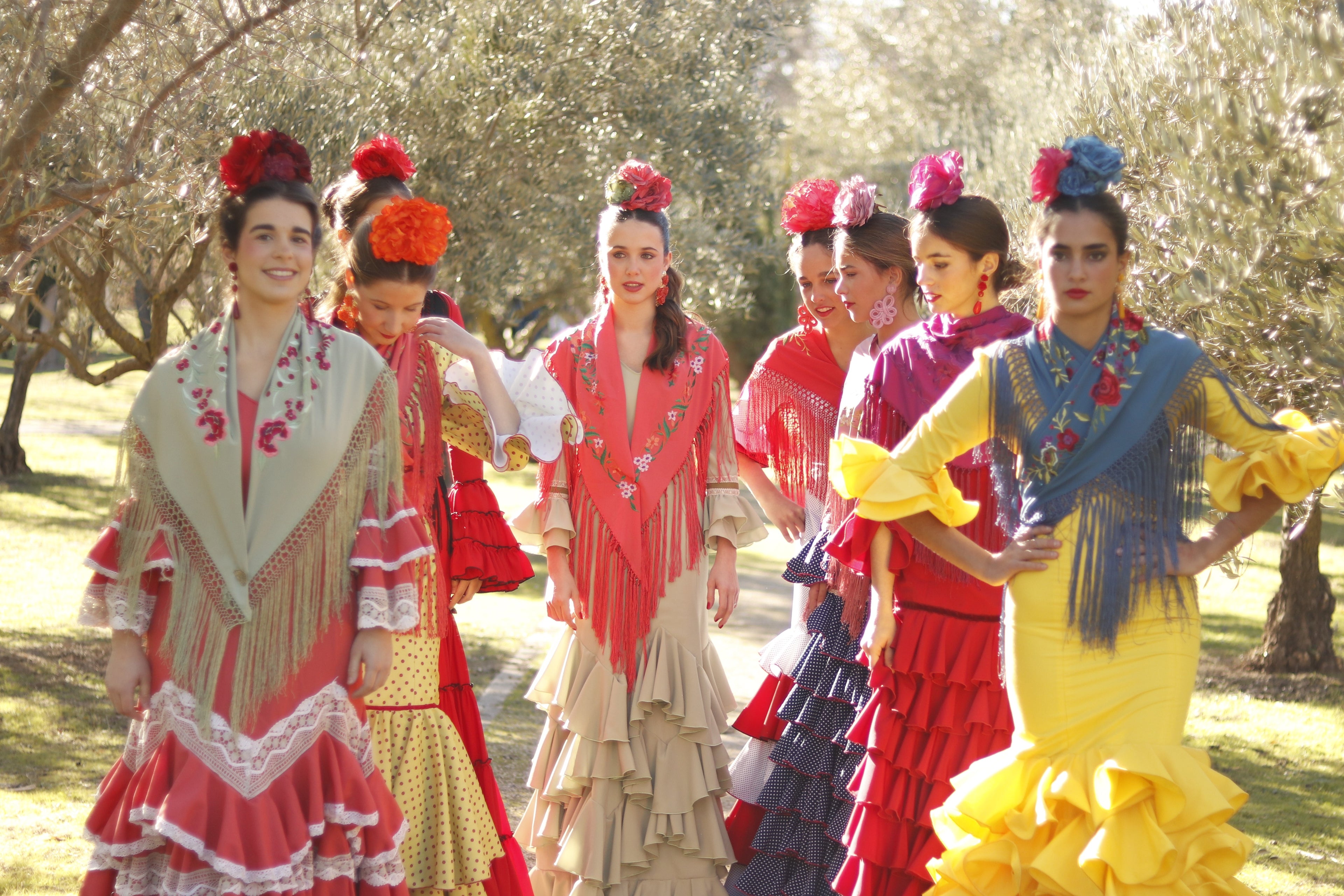 Cargar video: ✨ ¡Estamos emocionados de anunciar el lanzamiento de nuestra primera colección de trajes de flamenco en Madrid! ✨Hoy compartimos las primeras fotos de nuestros diseños, creados con pasión, tradición y un toque moderno para la moda flamenca.📸 ¡Síguenos en Instagram y en nuestra web para no perderte nada! #ModaFlamenca #TrajesDeFlamenca #FlamencoStyle #TendenciasFlamencas #ModaAndaluza #HechoEnEspaña #ArteFlamenco #DiseñoFlamenco #FlamencaChic #PasiónFlamenca.